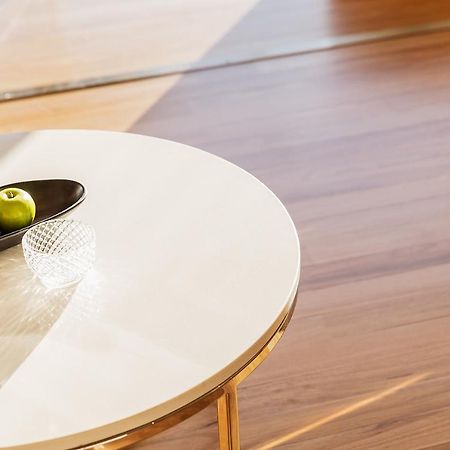 Fraser Suites Sydney Eksteriør billede A table with a melamine tabletop
