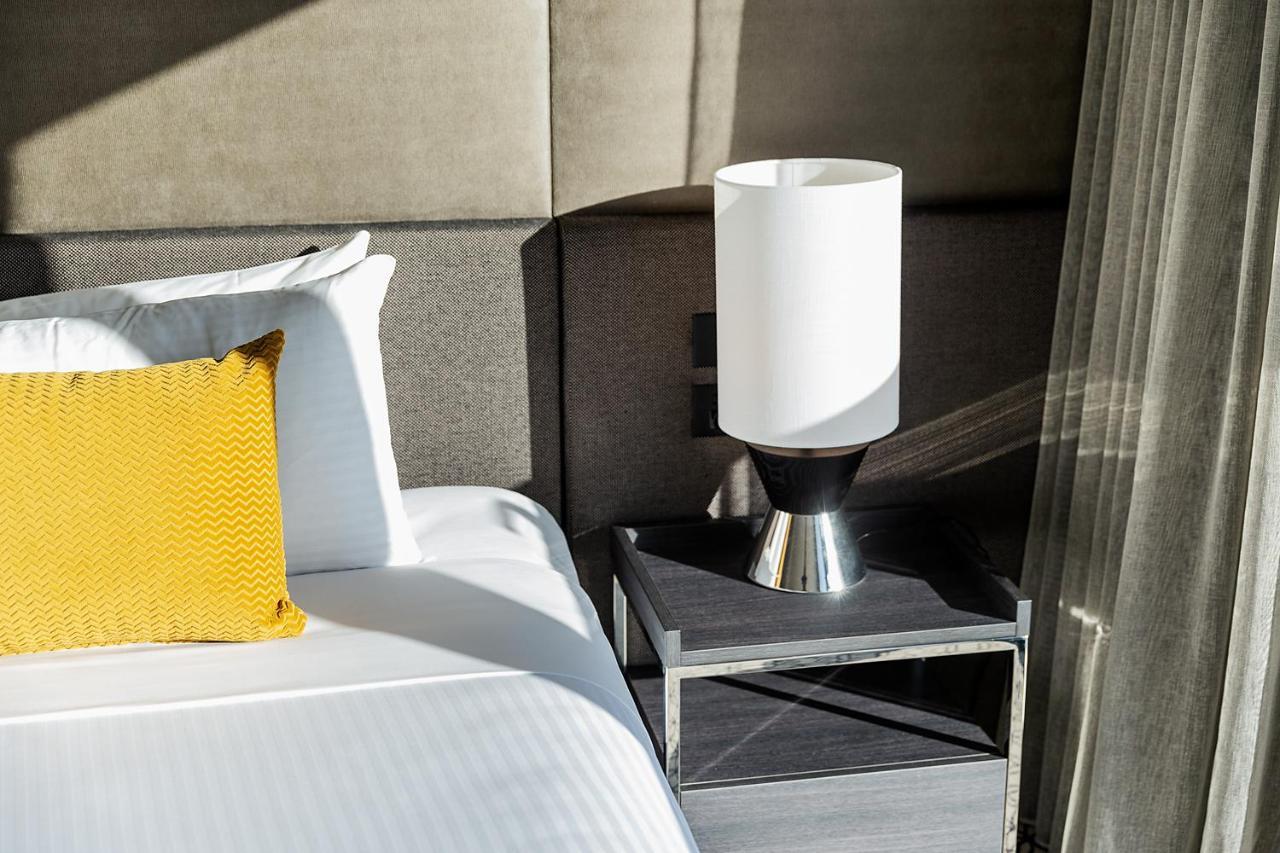 Fraser Suites Sydney Eksteriør billede A lamp on a bedside table