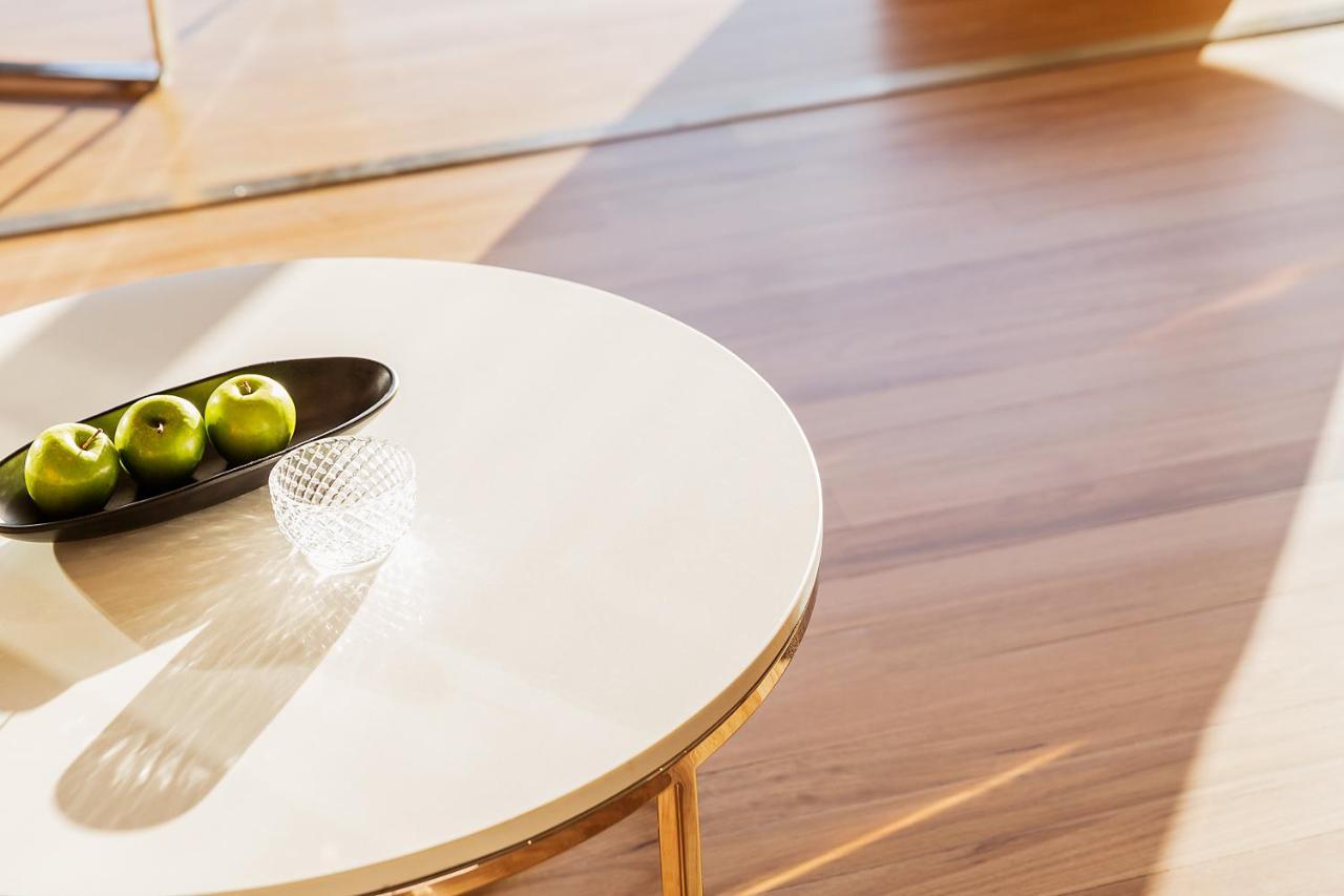 Fraser Suites Sydney Eksteriør billede A table with a melamine tabletop