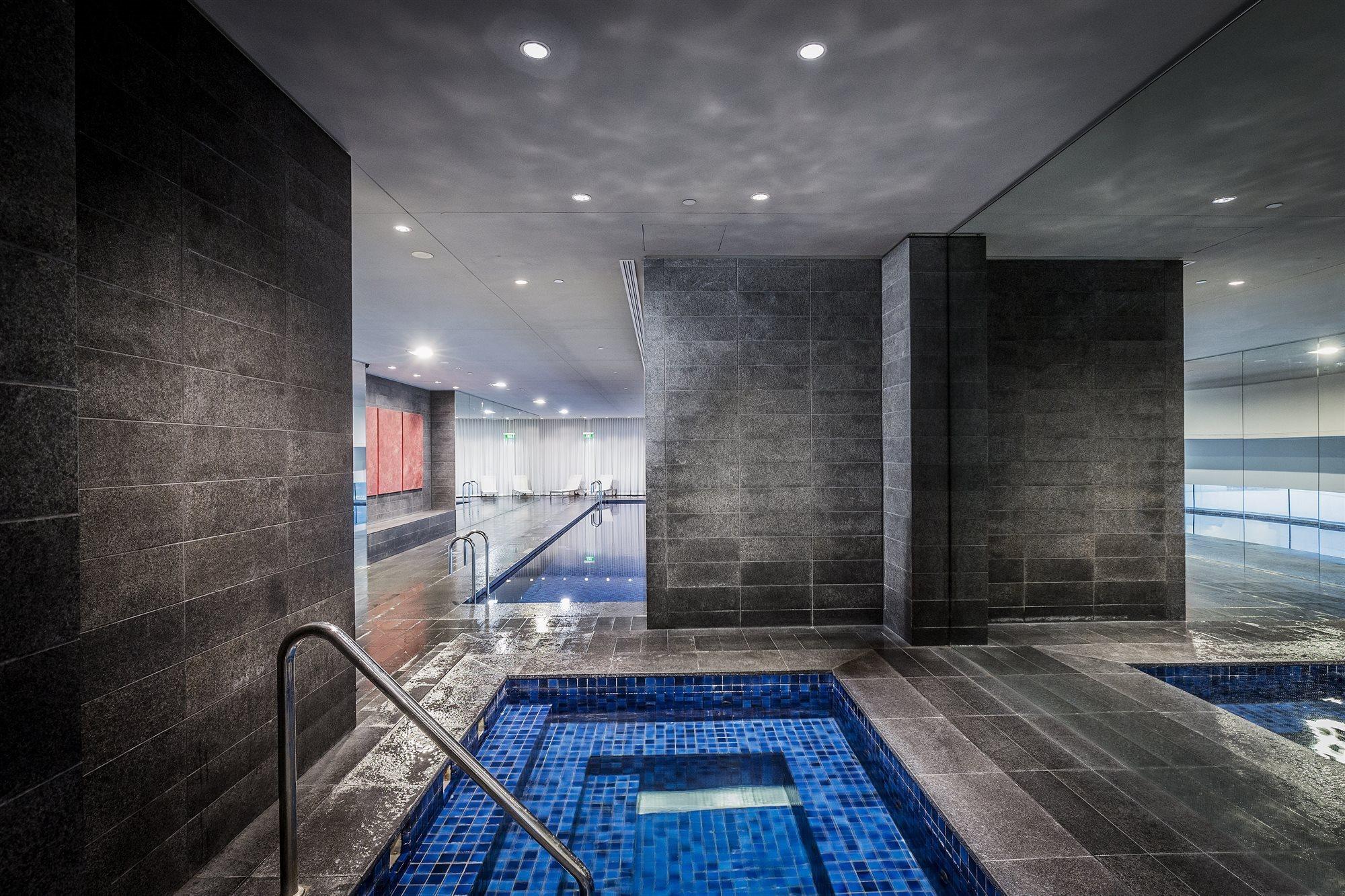 Fraser Suites Sydney Eksteriør billede The swimming pool at the hotel