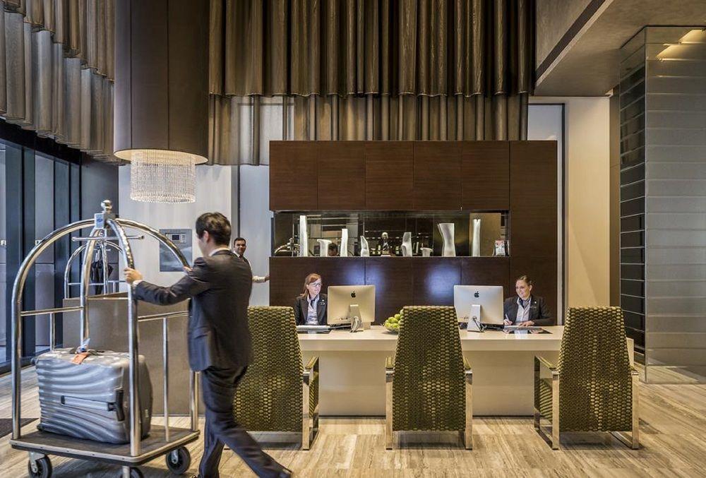 Fraser Suites Sydney Eksteriør billede Concierge at the Conrad Hong Kong