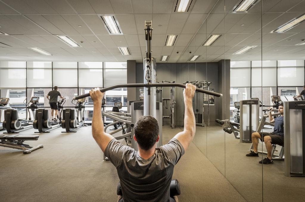 Fraser Suites Sydney Eksteriør billede A man using a pull-up bar