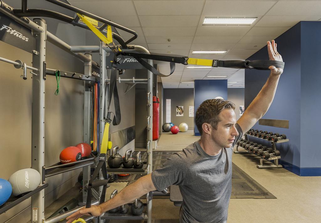 Fraser Suites Sydney Eksteriør billede A man using a TRX suspension trainer